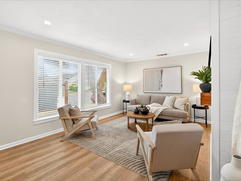542 N L St 05 Living Room